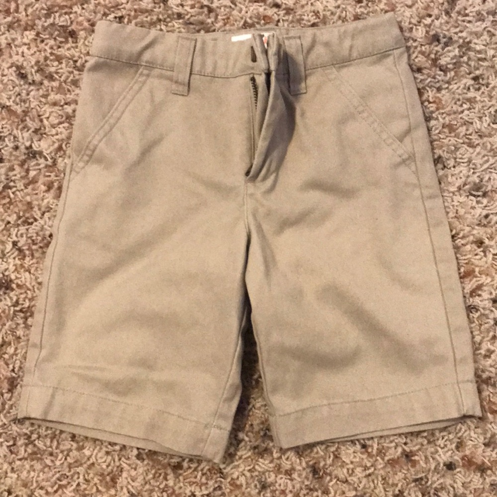 Boys khaki dress shorts. Great condition size 5